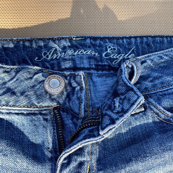 AE stretchy distressed soft medium wash jean shorts size 4 - Picture 4 of 6